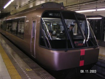 Nahverkehrszug im Bahnhof Shin-juku, Tokyo