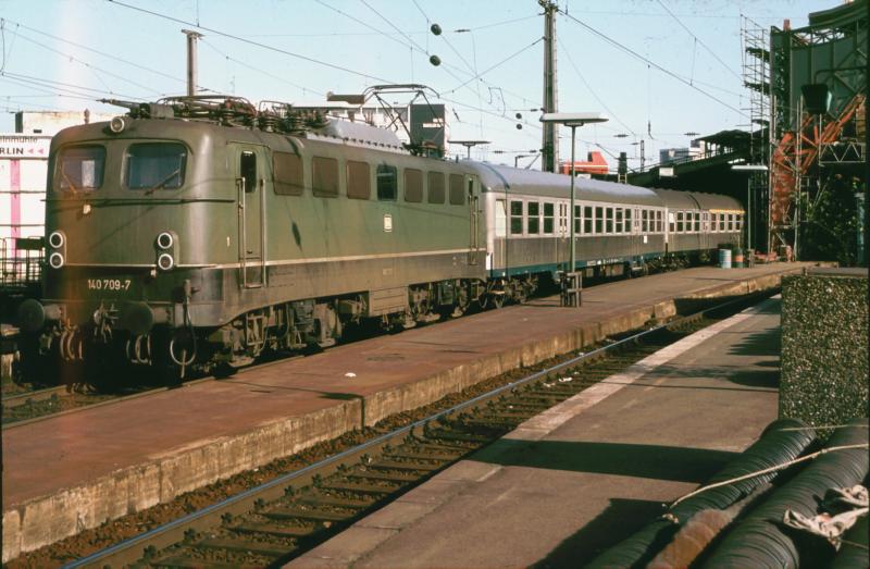 Nahverkehrszug mit 140 709-7 in Kln Hbf am 17. April 1985