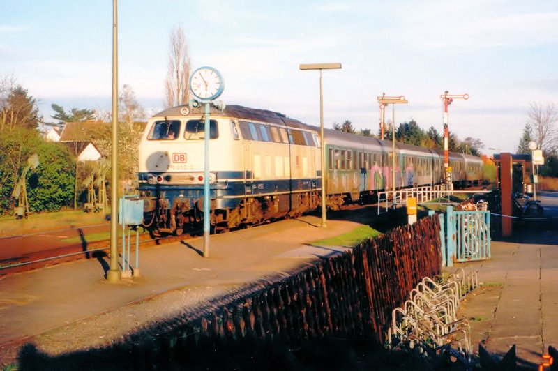 Nahverkehrszug von Troisdorf nach Kln im Bahnhof Troisdorf. Diesellok 215 053 - 1996.
