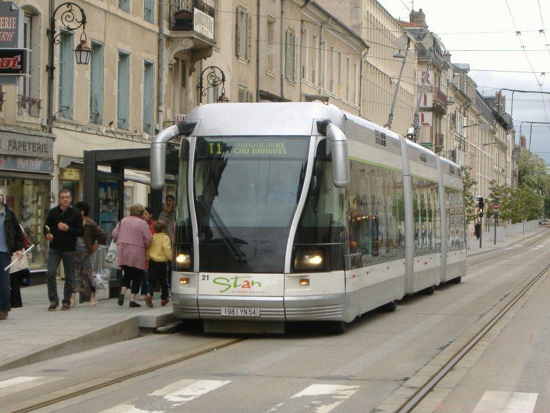 Nancy Trambus in der Rue St.Georges.

Der Trambus ist praktisch ein dreiteiliger spurgefhrter O-Bus.
Dieses System soll fr kleinere und mittlere Stdte gnstiger als eine Straenbahn sein. Ob sie dies auf lnger Sicht tatschlich ist, bleibt aber abzuwarten. Die Fahrspur des Trambusses hat schon tiefe Spurrillen. In Nancy existiert nur diese eine Linie T1.

27.05.2006