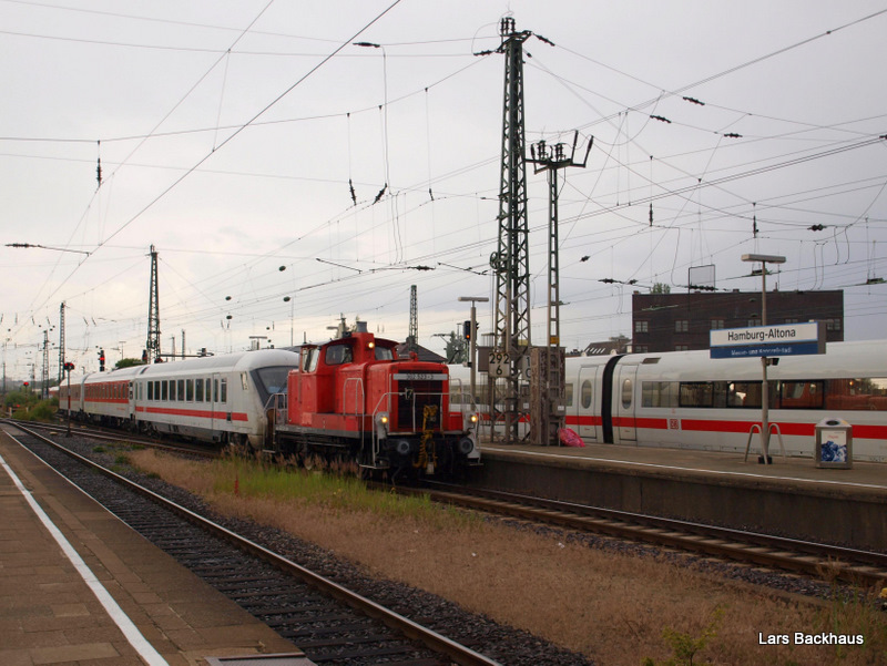 Nanu, ein IC-Steuerwagen an einem Nachtzug? 362 523-3 zieht am 21.06.09 den Leerpark der CNL 479 nach Zrich HB in den Bahnhof von Hamburg-Altona. Der Steuerwagen lief vermutlich als berfhrung nach Zrich mit.