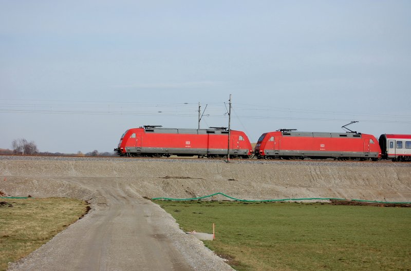 Nanu...Lokfhrer von 101 023-0 vorne scheint ein kleines Nickerchen zu machen..101 044-6 schiebt ihre Schwesterlok hocherhobenen  Stromabnehmers  durch den schwbischen Barockwinkel. Am Haken einen EuroCity aus sterreich.