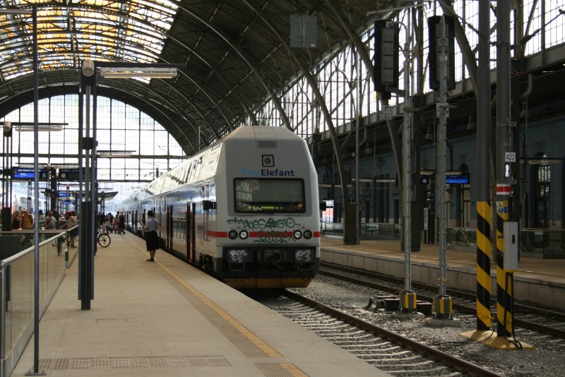 Narrenhnde......auch in Tschechien.Toll  verschnerter  BR471 bei der Einfahrt in den Prager Hauptbahnhof.03.05.09.