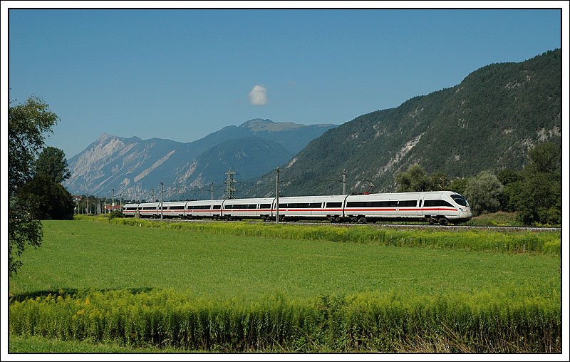 Naschschuss auf den ICE 562  St. Anton am Arlberg  von Wien West nach Bregenz am 26.7.2007, aufgenommen zwischen Rietz und Pfaffenhofen. Die BB haben zwar 3 411er gekauft, die als 4011 unterwegs sind, trotzdem kommen aber sehr oft 411er der DB zum Einsatz. Da es sich hier um einen innersterreichischen Zug handelt, speichere ich dieses Foto unter die sterr. Kategorie 4011