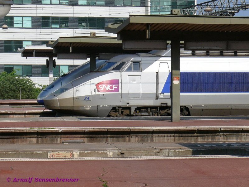 Nasenvergleich: Der TGV-SE24 steht hier vor einem TGV-Duplex.
08.06.2007  Lyon-Part-Dieu