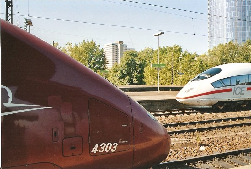 Nasenvergleich: Thalys 4303 trifft in Kln-Messe/Deutz auf einen ICE 3. Juni 2004 (eingescanntes Foto)
