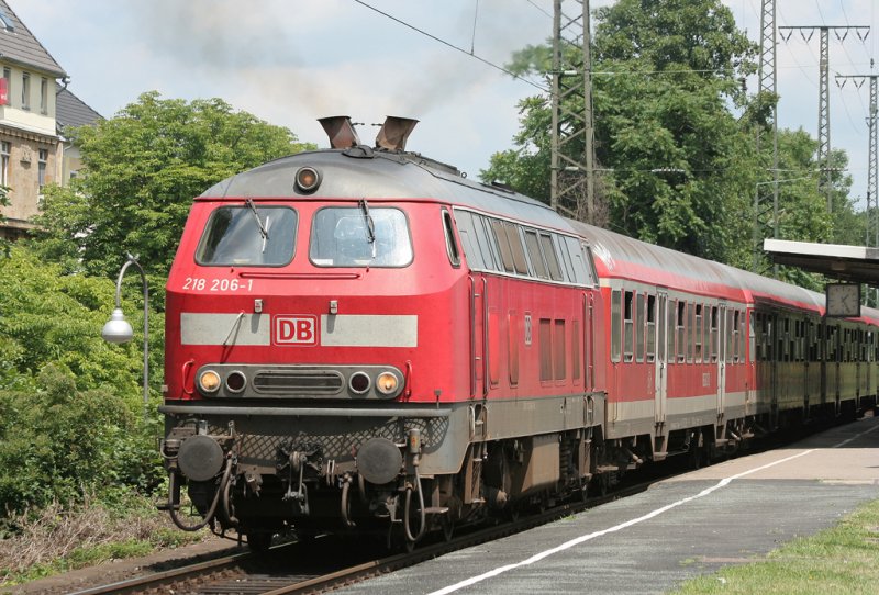 Natrlich darf die 218 206-1 auf dem RE12 von Kln Messe/Deutz nach Trier nicht fehlen, hier gerade bei rauchenden Hochschalten, aufgenommen am 04.07.2009 in Kln West