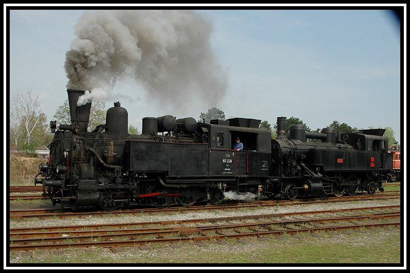 Nat�rlich gibt es im Eisenbahnmuseum Strasshof einige betriebsbereite Maschinen, so wie die ehemalige Erzberglok 97.208 (BB� 69/DRB 97.2), die bei der Saisoner�ffnung am 23.4.2006 die ehemalige Wiener Stadtbahnlok 30.33 (BB� 30/DRB 90.10) (kalt, aber betriebsbereit) durchs Heizhausgel�nde schleppt. 30.33 war zuletzt bei der GKB im Einsatz, und wurde dort, da haupts�chlich zwischen Wies und Leibnitz eingesetzt, als Sulmtalbahnlok bezeichnet.