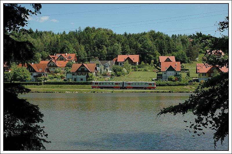 Natrlich ging am 18.5.2007 auch der Planverkehr auf der GKB normal ber die Bhne. R 8559 von Graz nach Wies-Eibiswald bei den Teichen in Kresbach kurz nach Deutschlandsberg.
