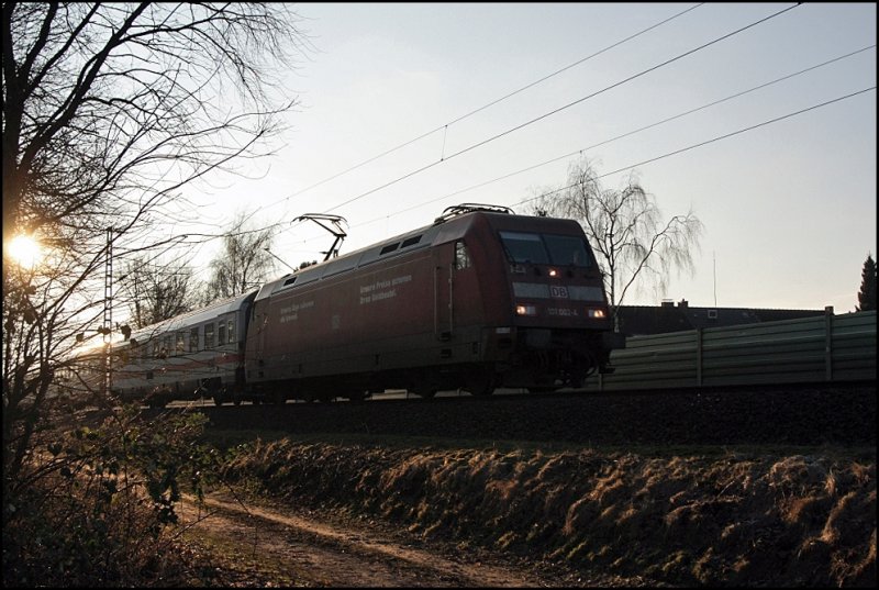 Nat�rlich musste 101 002 aus dem Gegenlicht kommen.... Hier bei Haltern am See ist sie mit dem IC 335 nach Norddeich-Mole unterwegs. (27.12.2008)
