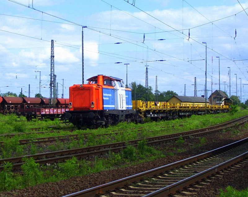 NBE 212 297-6 mit einem Bauzug fr Gleiserneuerungsarbeiten bei Eltville (KBS 466), in Wiesbaden Ost Gbf; 16.05.2009