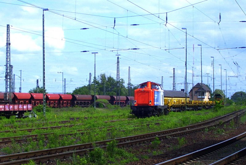 NBE 212 297-6 setzt sich in Wiesbaden Ost Gbf vor einen Bauzug f�r Gleiserneuerungsarbeiten bei Eltville (KBS 466); 16.05.2009
