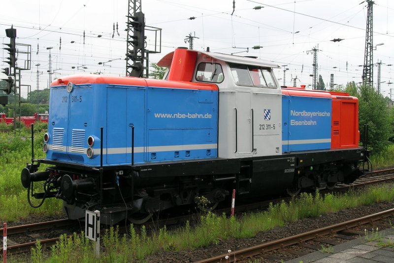NBE 212 311-5 (ex V100 der DB) der Nordbayerischen Eisenbahn am 05.06.2005 abgestellt im Hauptbahnhof Wanne-Eickel. Die Lok befand sich zu diesem Zeitpunkt in wirklich gutem Zustand, da sie offensichtlich erst kurze Zeit zuvor grndlich berholt worden war.
