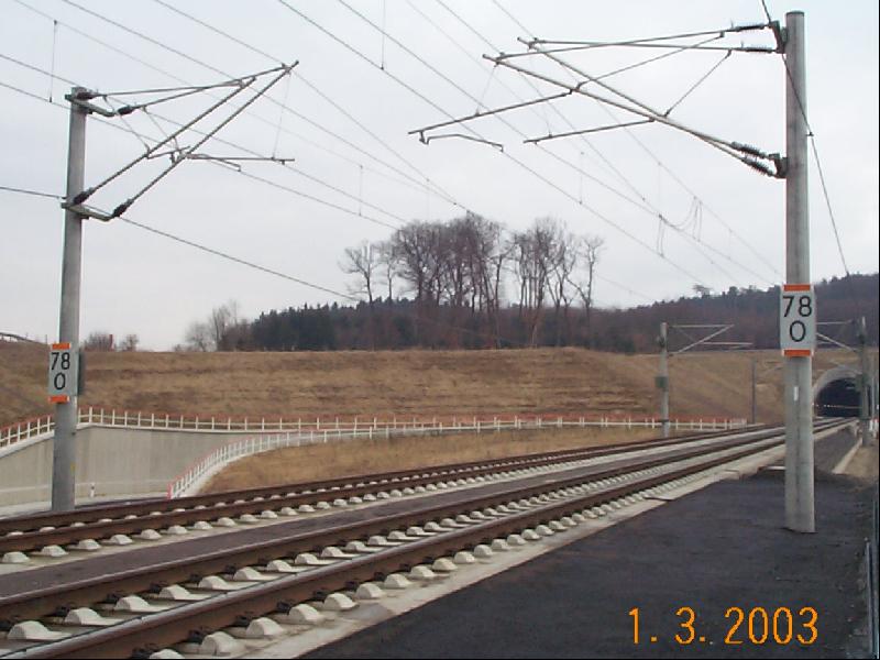 NBS Kln Frankfurt bei KM 79. Einfahrt in den Deesener Tunnel.
An dieser stelle kann man bis auf einen halben meter an die gleisen heran.