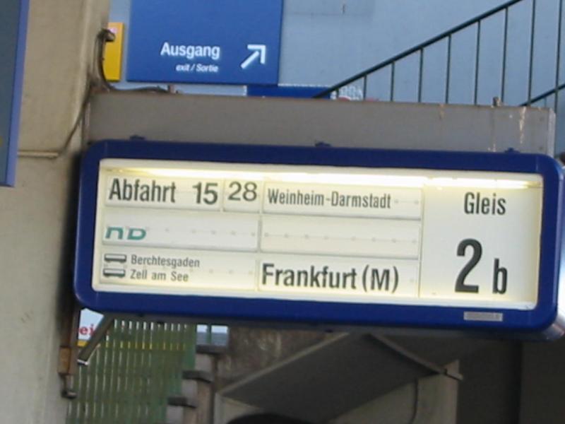 ND nach Frankfurt a. Main (ein Flaschanzeiger) , der fehler mit den Kurswagen wir wohl nie behoben, 18.06.2005 Gleis 2 B Heidelberg Hbf.