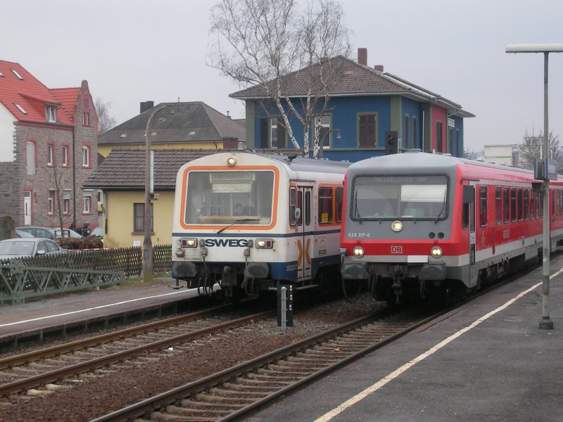 NE 81 (entspricht DB Baureihe 626) und Baureihe 628 in Meckesheim. Der NE 81 der SWEG wird gleich Richtung Aglasterhausen (zurck)fahren und der 628er der DB Richtung Heidelberg.
Seit Dezember 2009 ein Bild der Vergangenheit: Heute hngt hier Oberleitung und es fahren ausschlielich Elektrotriebzge. Zudem wurde die Infrastruktur und Bahnsteiganlagen saniert.