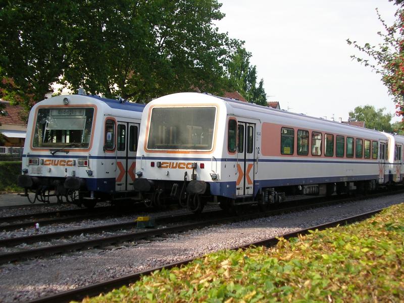 NE 81 und die passenden Beiwagen der SWEG abgestellt in Endingen am Kaiserstuhl. (Ende August 2005)