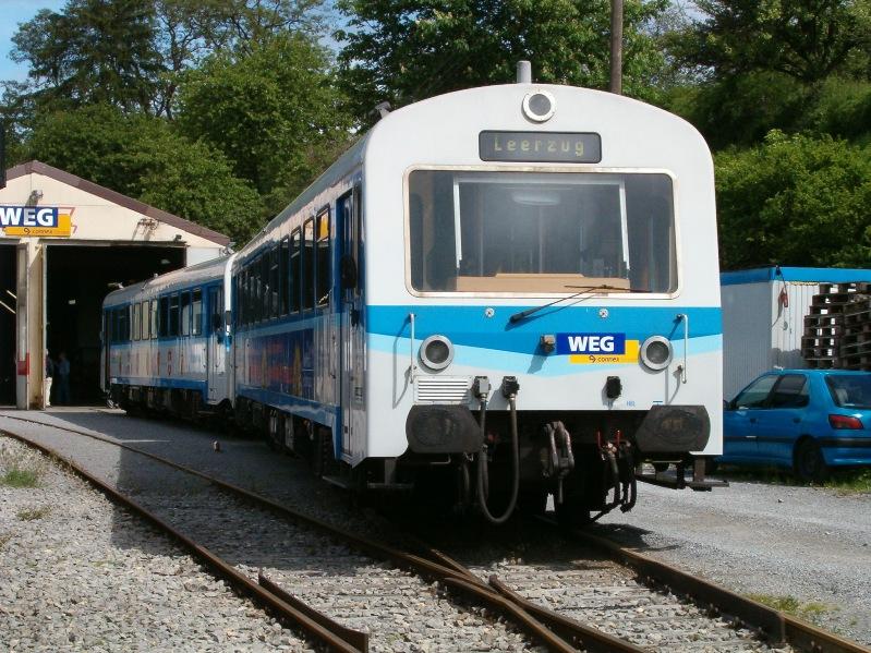 NE 81 der WEG vor dem Werkstattgebude des Bahnhofs von Weissach im Mai 2006