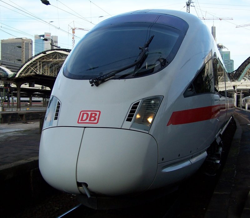 ne etwa halbe Stunde vorher wartet ein ICE-T auf Ausfahrt zum Ritt nach Dresden. Interessant ist die unterschiedliche Wirkung der beiden verschieden gestalteten Frontbereiche von ICE 3 und ICE-T