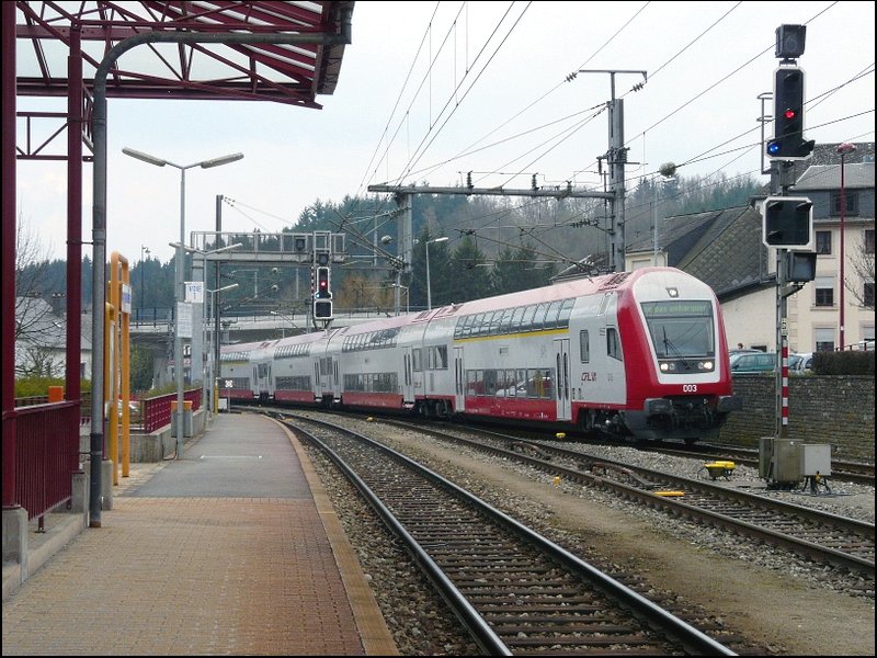  Ne pas embarquer  will heien, dass der Steuerwagen 003 im Bahnhof von Troisvierges am 23.04.08 in Richtung Abstellplatz fhrt. 