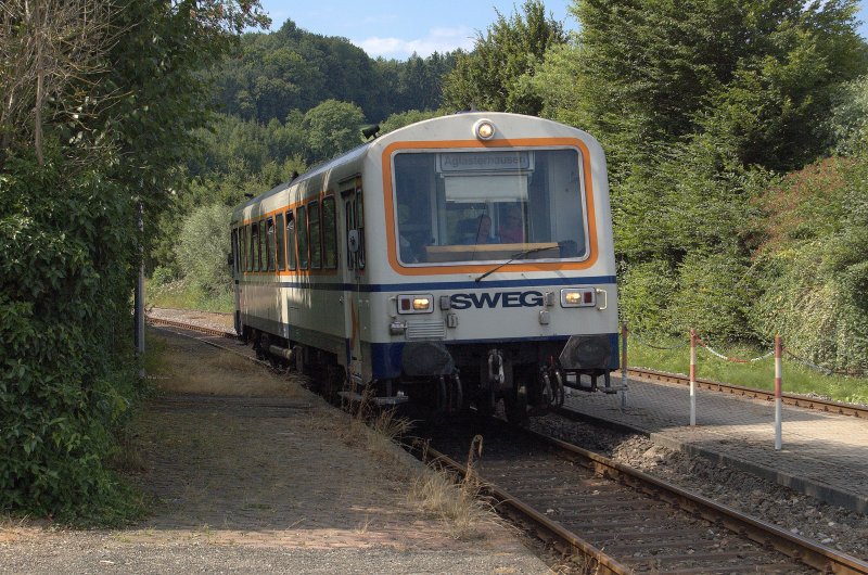 NE81 der SWEG, Meckesheim - Aglasterhausen in Neidenstein. Mit diesem Bild nochmal einen sch�nen Gru� an den freundlichen Tf, der uns mit diesem Zug bis Aglasterhausen fuhr und zur�ck nach Meckesheim. 24.07.2008
