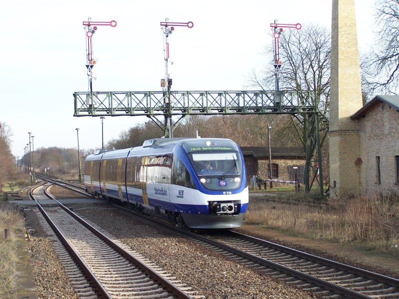 NEB 5374 passiert am 15. Dezember 2006 die Ausfahrtsignalbrcke des Bahnhofes Mncheberg (Mark). Der Zug wird nach ca. 6 Minuten Standzeit seine Fahrt nach Berlin-Lichtenberg fortsetzen.

Die NEB Betriebsgesellschaft hat erst zum 10. Dezember 2006 den Betrieb auf der KBS 209.26 von der Deutschen Bahn AG bernommen.