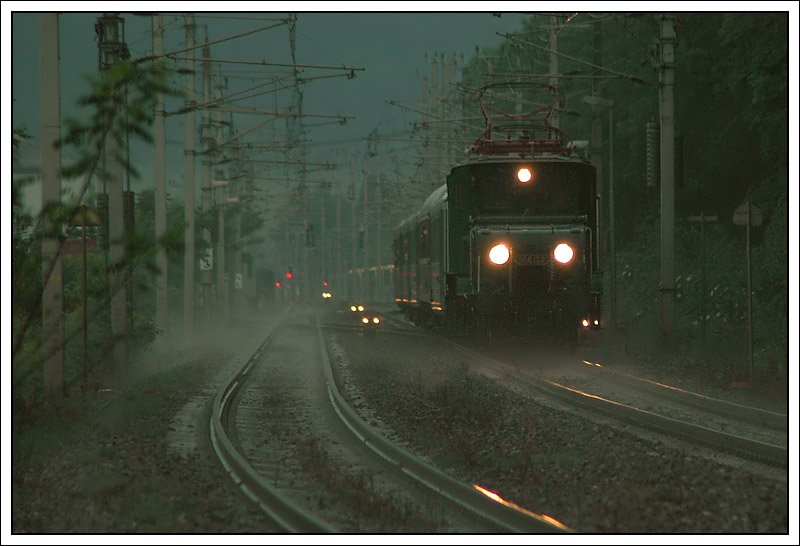 Nebel und Regen machten das Fotografieren der Rckfahrt des Sonderzuges R 16430 am 1.6.2008 von Mrzzuschlag nach Wien, welcher mit 1100.102 bespannt war, relativ schwierig. Diese Teleaufnahme mit 210 mm Brennweite und einer Verschlusszeit von nur 1/100 entstand auf der Geraden nach dem Bahnhof Gloggnitz.