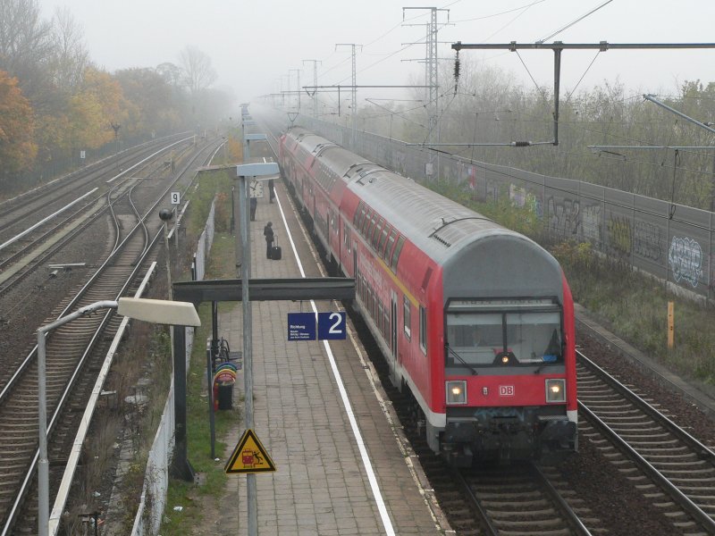 Nebelwetter in Berlin Karlshorst am 2.11.2008 Zu sehen die RB14 nach Nauen.