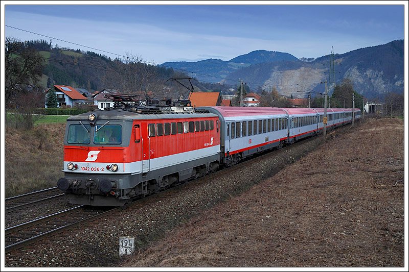 Neben 1042 018 gibt es nur 1042 036, welche mit Valousek-Design unterwegs ist. Am 20.11.2008 bespannte sie den OEC 555 SUPERFUND von Wien nach Graz. Die Aufnahme entstand kurz vor Stbing.