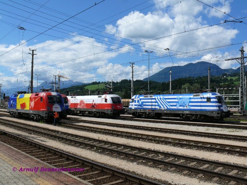 Neben 1116 056 (Rumnien) und 1116 087 (Polen) steht hier die sehr schn gestaltete Griechenland-Lok 1116 007 bei der Euro2008-Taurus-Parade am Sonntag in Wrgl, die sich hier gegen 13:00 bereits wieder auflst.. 

24.08.2008 Wrgl. 
Feier-150 Jahre-Eisenbahn-in-Tirol 
 

