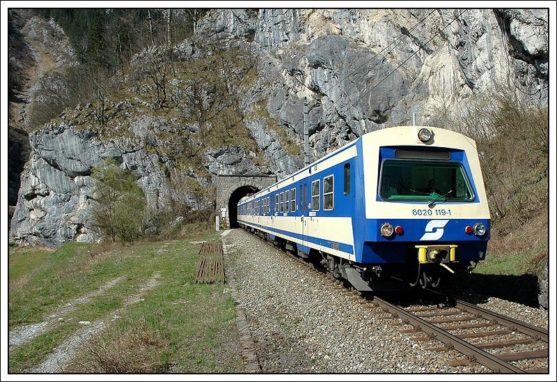 Neben 4020 120 ist 4020 119 einer der letzten verbliebenen 4020er mit Altlack. Auf dem Foto vom 5.4.2007 verl�sst er gerade den Hieflauer Tunnel kurz vor Hieflau als R 3682 von Kleinreifling nach Liezen.