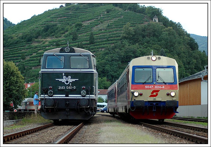 Neben der bereits, nach dem Strzen,  abgestellten 2143 040, verlsst R 6141 mit 5047 024 an der Spitze Spitz Richtung Krems. (23.6.2007)