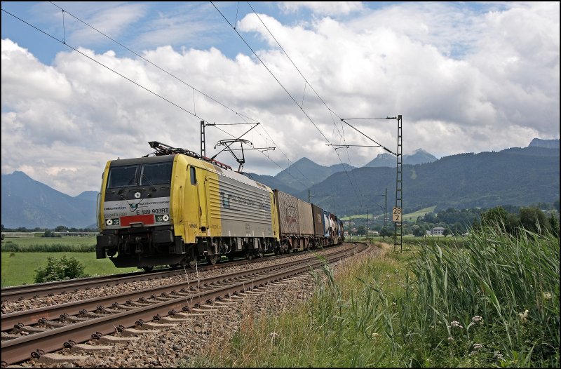 Neben der Brennerbahn ist nun auch die Tauernbahn unter die Rder von Lokomotion gekommen. E189 905RT ist mit dem 41860, Ljubiljana - Mnchen Riem, im Chiemgau unterwegs. Whrend auf den Brennerzgen Sattelauflieger und Wechselbrcken befrdert werden, werden auf diesem Zug grtenteils Tankcontainer transportiert. (09.07.2008)
