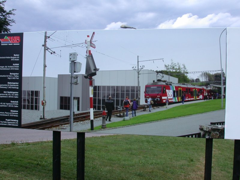 Neben dem Bahnhof Heiden steht eine Fotomontage vom neuen, modernen Bahn/Busdepot. Heiden 02.08.2006