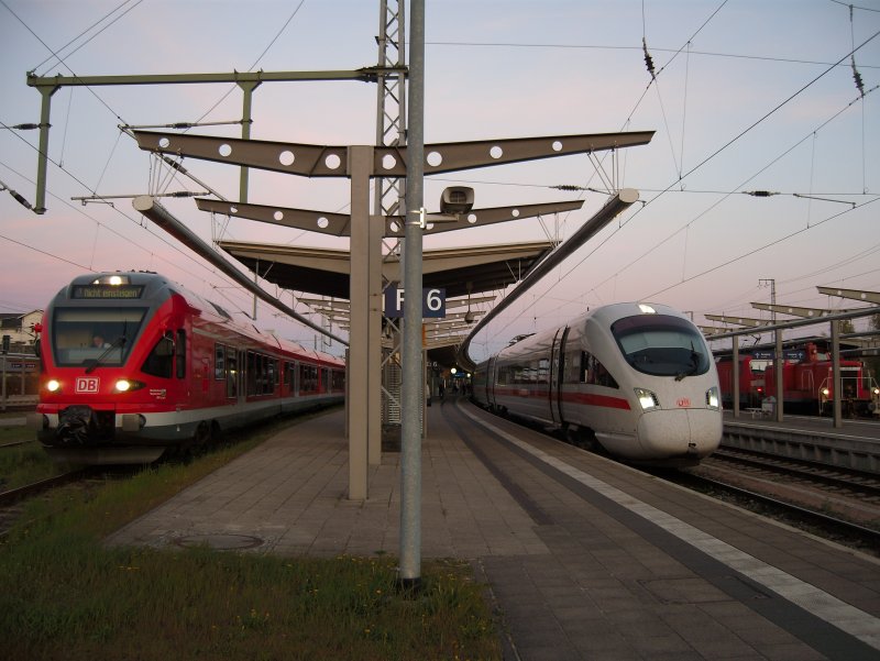 Neben dem ICE-T steht der FLIRT-Zug auf dem Stumpfgleis und wartet, dass er zur Werkstatt Dalwitzhof rangieren kann.
Rostock, 20.04.09