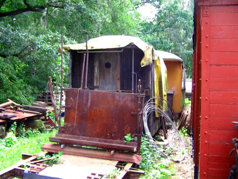 Neben dem Lokschuppen in Bertsdorf lagert noch jede Menge Arbeit, wie dieser Wagenkasten von einem ehemaligen schsischen 2-achsigen Personenwagen, 11.08.07