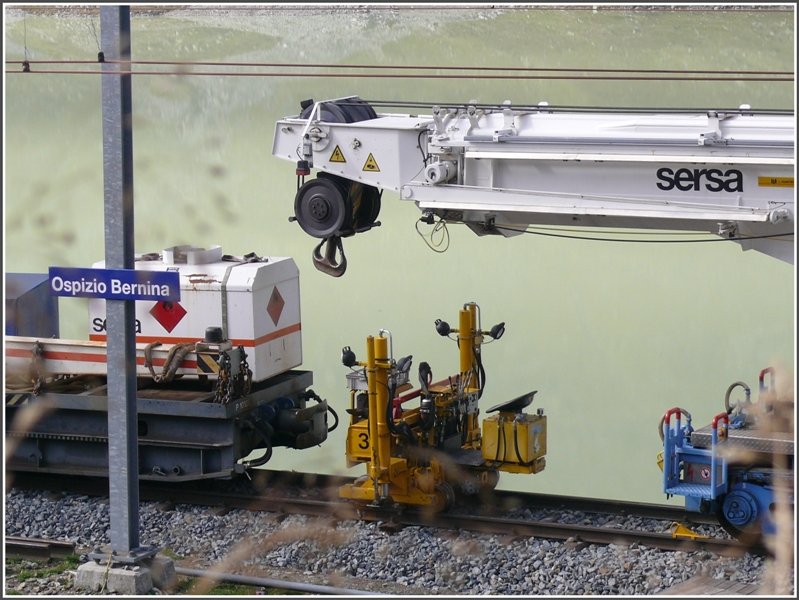 Neben dem riesigen Kirow-Kran gibts auch ganz kleine Maschinen auf der Baustelle, wie z.B. diese Stopfmaschine. (ich glaube so nennt sich das) (10.09.2008)