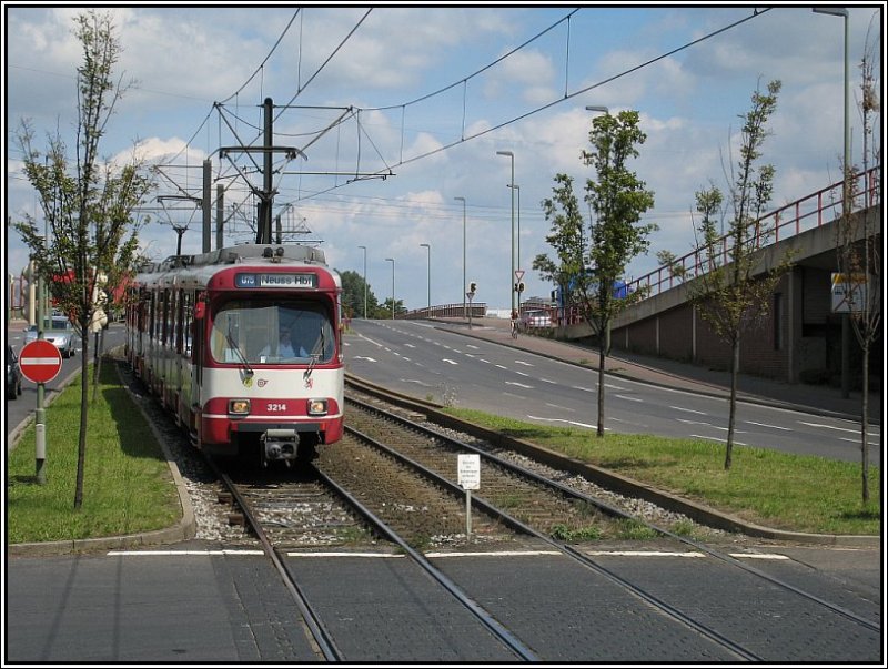 Neben diversen S-Bahn-Linien und der Straenbahnlinie 709 sind Dsseldorf und die Nachbarstadt Neuss mit der Stadbahnlinie U75 der Rheinbahn verbunden. Hier sieht man Triebwagen 3214 mit dem Ziel Neuss Hbf  kurz vor der Einfahrt in die Haltestelle Am Kaiser in Neuss. Die Aufnahme stammt vom 03.08.2007.