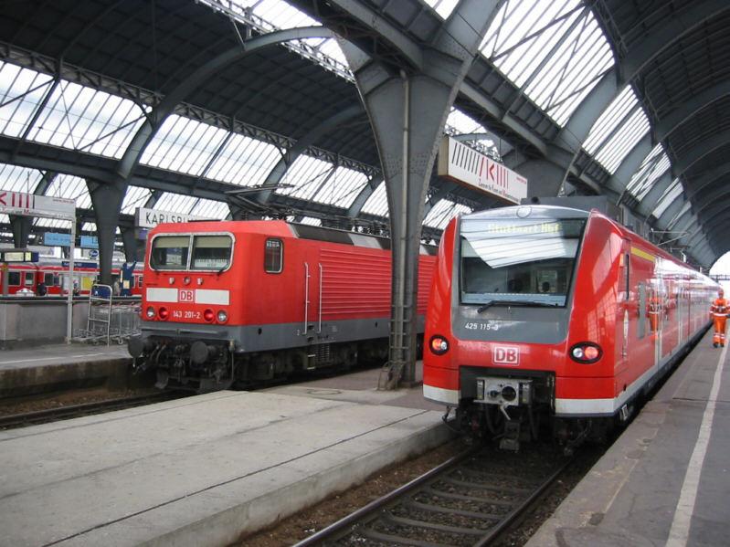 Neben den Fernzgen finden sich natrlich auch zahlreiche Regionalbahnen in Karlsruhe Hbf ein. Hier im Bild eine BR 143 mit Regionalzug und ein Triebzug der BR 425. Die Aufnahme entstand am 23.09.2003.