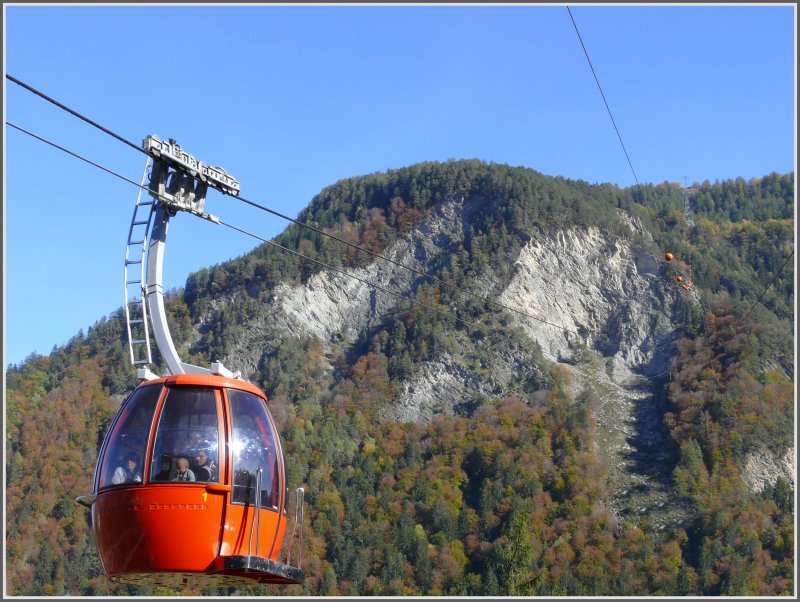 Neben einer kurvenreichen schmalen Strasse verbindet die LRF das Tal bei Rhzns mit der Sonnenterrasse Feldis. Die Bahn fhrt in schwindelerregender Hhe ber die Hinterrheinschlucht, wo der Fluss noch ungezhmt seinen Weg sucht. Der Felsabbruch links des ersten Masten wurde der Bahn fast zum Verhngnis, stellte sich dann aber als doch weniger gefhrlich heraus. (17.10.2007)