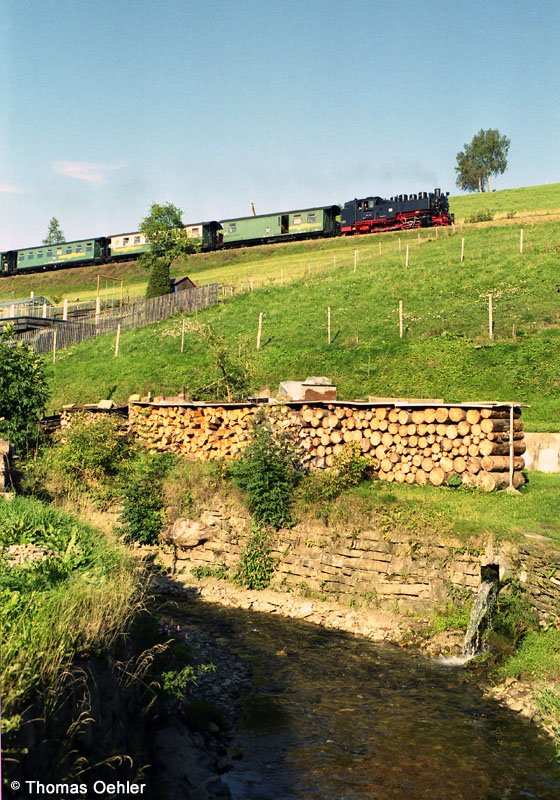 Neben der Pressnitztalbahn, bietet die Fichtelbergbahn sicherlich die schnsten Motive auf schsischen Schmalspurbahnen. Hier ist 99 794 am spten Nachmittag des 10.09.06 oberhalb von Neudorf auf Bergfahrt unterwegs.