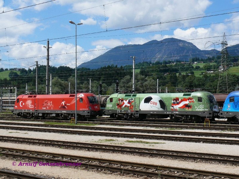 Neben der roten 1116 031 (Trkei)links, steht hier die sehr schne grne 1116 264, die UEFA EURO 2008 - Euromotion-Lok, mit der Werbung: BB Fuball am Zug - Umwelt am Ball, bei der Euro2008-Taurus-Parade am Sonntag in Wrgl. 

24.08.2008 Wrgl. 
Feier-150 Jahre-Eisenbahn-in-Tirol 
