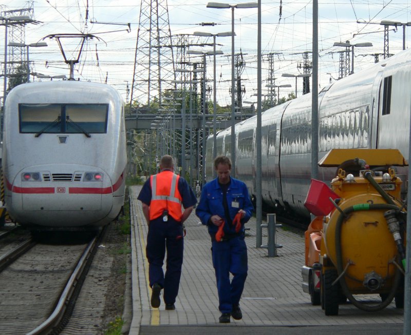 Neben der technischen Inspektion gehrt die grndliche Reinigung zu den Aufgaben des ICE-Betriebswerks Berlin-Rummelsburg. Tag der offenen Tr, 13.9.2008