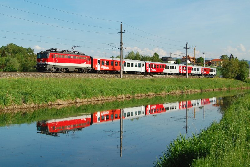 Neben den vielen Werbeloks am 08.05.2009 gab es dann
doch auch Zge die nicht mit einem bunten Ochsen
durch Wartberg/Kr.gefahren sind. So wie der R3974.
Bei dieser CS-Garnitur war die 1142 693 drauf.
