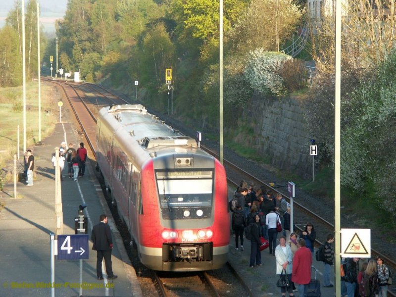 Nebenbahn Hof - Bad Steben im Frühling 2009. Am Morgen des 22.April 2009 steht ein 612er als Schülerzug im Bf. Selbitz und wartet auf den Gegenzug mit einem Tw BR 628. Der 612er hat mal überraschenderweise als Zugziel Ludwigstadt angeschrieben..... Sonst fährt er nach Saalfeld, früher aber nach Würzburg....