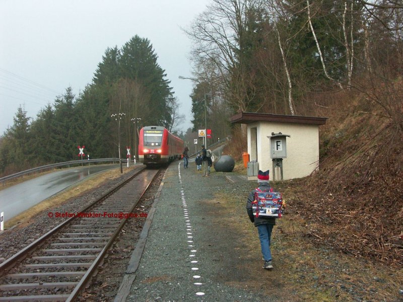 Nebenbahn-Idyll am Morgen des 30.03.2009, dem ersten Werktag mit Sommerzeit in 2009. So gelang dieses 07.19 Uhr-Foto am Haltepunkt Rothenbürg bei Selbitz. Zweimal am Tag verkehrt auf der Nebenbahn Hof - Bad Steben ein 612er als Regionalbahn. Morgens sammelt er die Schüler nach Hof ein, wie auf dem Bild zu sehen. 2006 war das noch eine Leistung der BR 610, was mir leider zu spät bekannt wurde.... Ab 2011 sollen hier die grauen Stare  Agilis  in Form von Regio-Sprintern verkehren. Wie dann die hunderten von Schülern transportiert werden, darauf darf man gespannt sein....