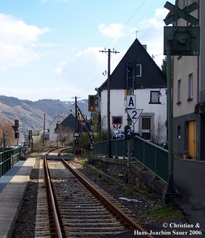 Nebenbahn der Moselstrecke von Bullay nach Traben - Trarbach. Interessant ist die Beschilderung in Kvenig, Ostern 2006.