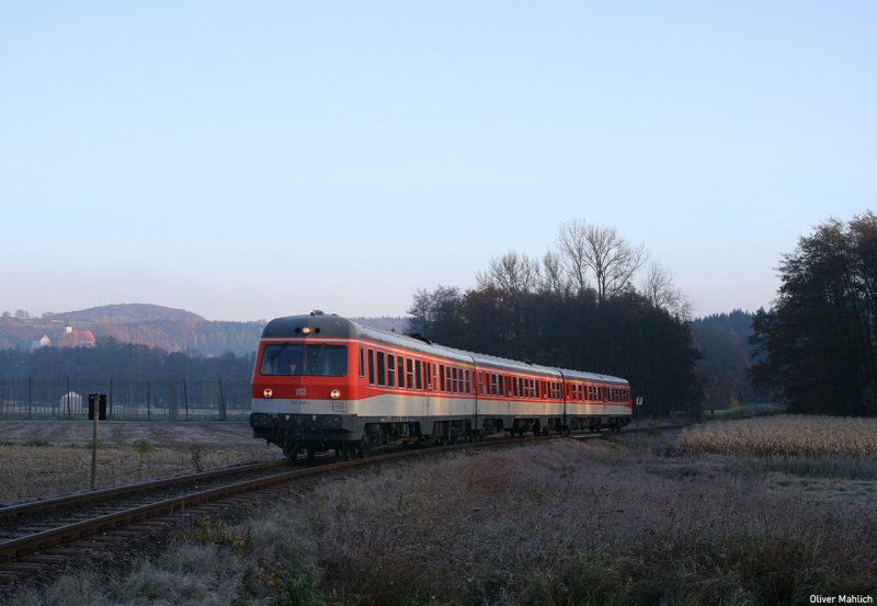Nebenbahn Neunkirchen (am Sand) - Simmelsdorf-H�ttenbach:
K�nftiger Museums-VT 614 005/006 in  Pop-Lackierung , verl�sst am Morgen den Bahnhof Simmelsdorf-H�ttenbach. November 2007