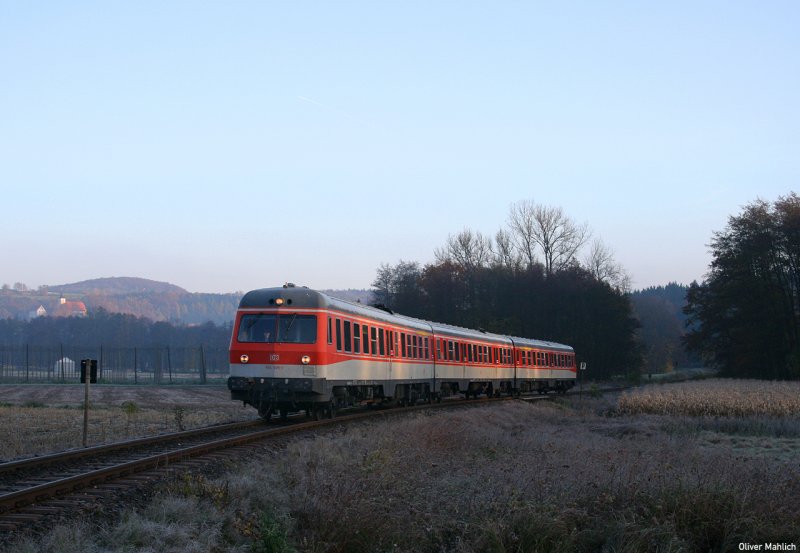Nebenbahn Neunkirchen (am Sand) - Simmelsdorf-Httenbach:
Knftiger Museums-VT 614 005/006 in  Pop-Lackierung , verlsst am Morgen den Bahnhof Simmelsdorf-Httenbach. November 2007