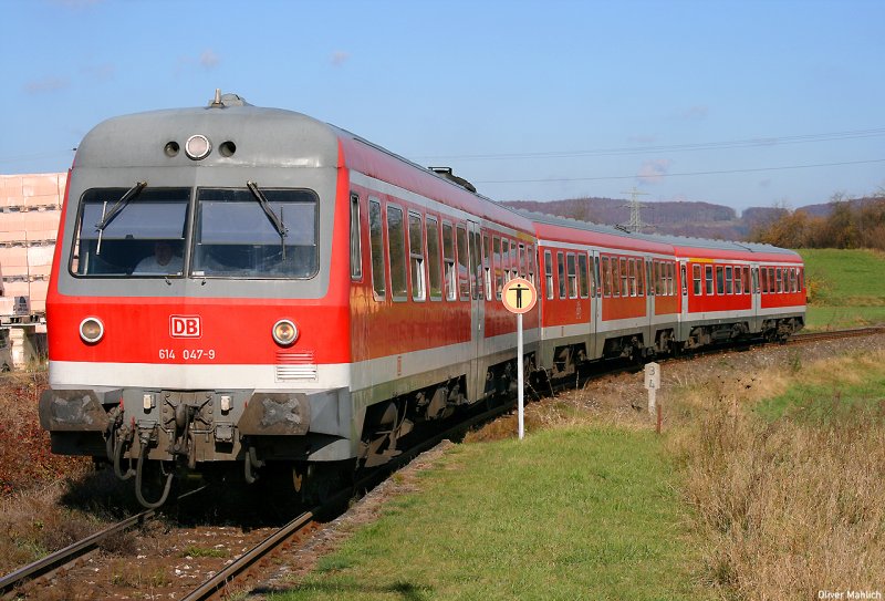 Nebenbahn Neunkirchen (am Sand) - Simmelsdorf-Httenbach: 614 047/048 erreicht von Simmelsdorf-Httenbach kommend den Haltepunkt Rollhofen. November 2007